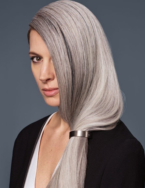 Haare Grau färben und stolz präsentieren lang und glatt mit metallspange