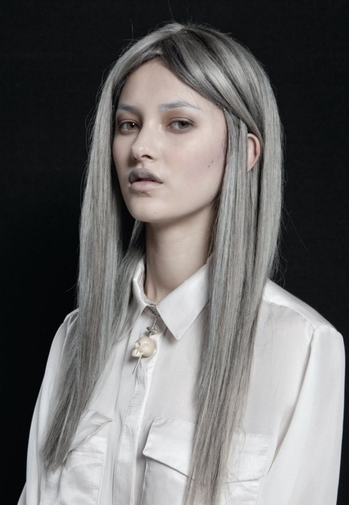 Haare Grau färben und stolz präsentieren neutral in weiß