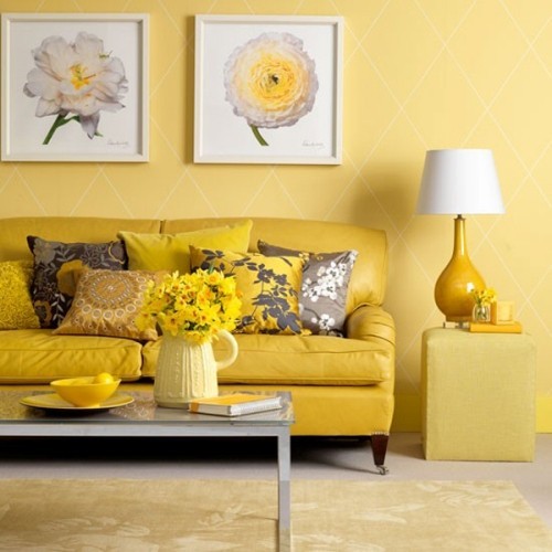 Komplementär Farben und allgemeine Farbenlehre gelbes wohnzimmer mit wurfkissen