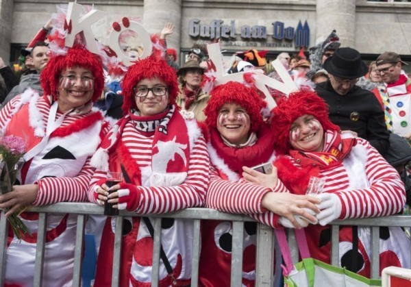 Kölner Karneval 2019 frauentag typische kostüme