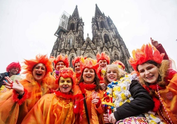 Kölner Karneval 2019 freunde in kostüme vor kathedrale kölner dom