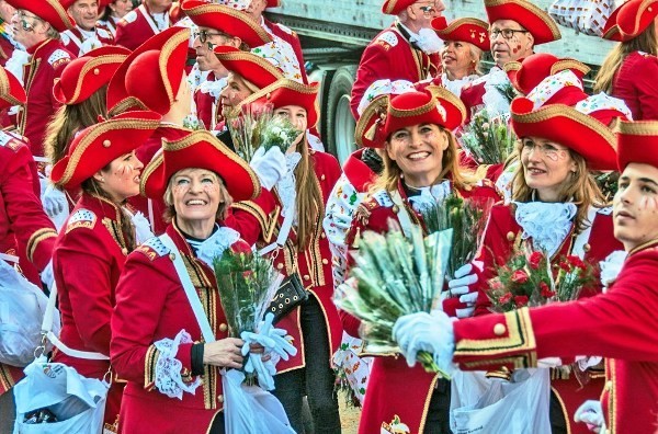 Kölner Karneval 2019 garde kostümiert verteilt blumensträuße