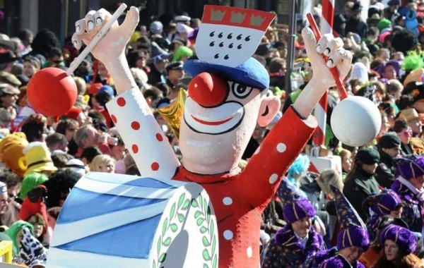 Kölner Karneval 2019 große puppe musiker