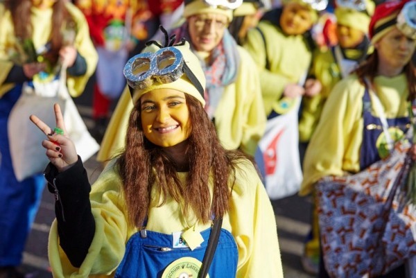 Kölner Karneval 2019 mädchen im minion kostüm