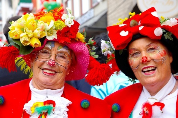 Kölner Karneval 2019 zwei frauen in kostümen feiern