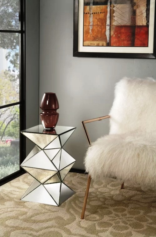 Verspiegelte Möbel mit Stil im Szene setzen geometrisch modern beistelltisch weiß