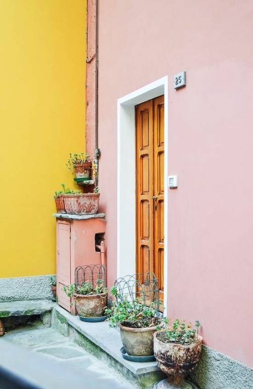 Wandfarbe Altrosa auch fürs exterior grüner boden gelbe wand