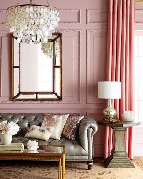 Wandfarbe Altrosa barock und elegant in rosa kronleuchter