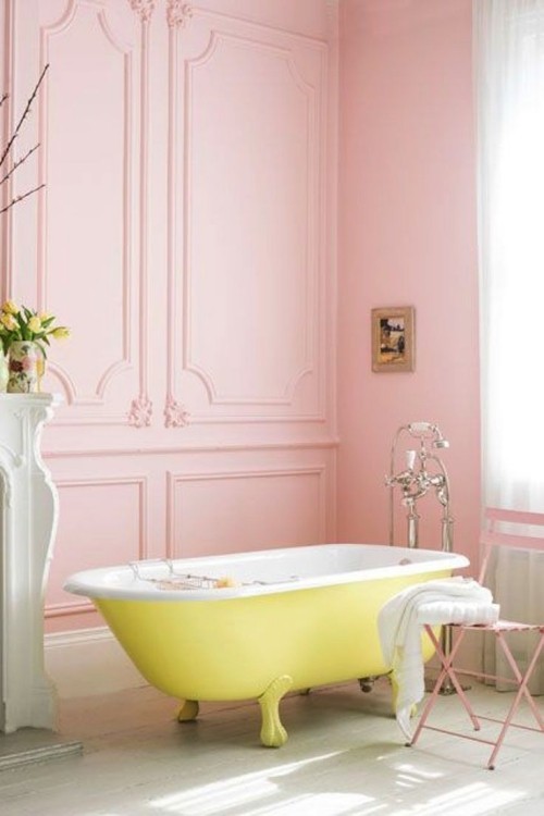 Wandfarbe Altrosa im badezimmer gelbe freistehende badewanne