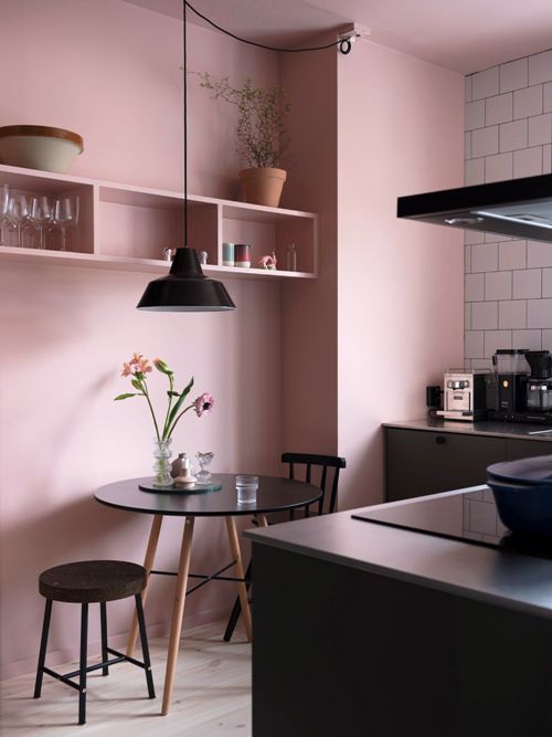 Wandfarbe Altrosa küche und esstisch in schwarz und hellrosa