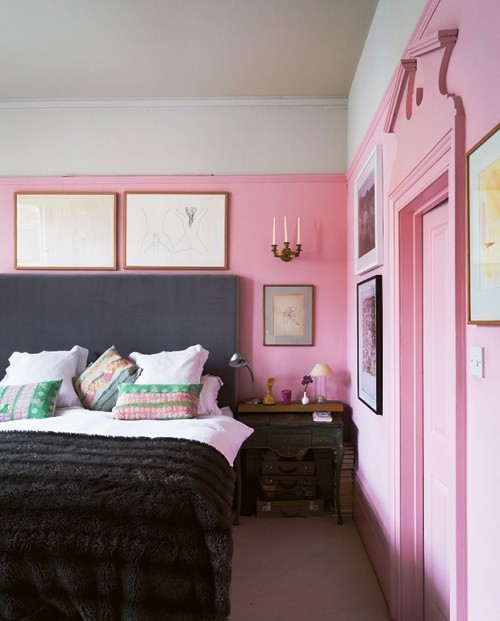 Wandfarbe Altrosa schlafzimmer mit schwarzem bett weiße haube decke