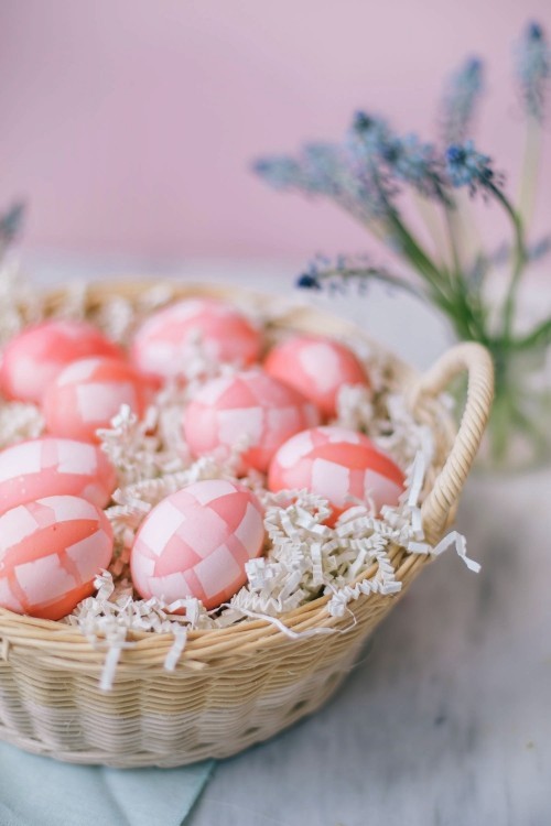 Blumen Abdrücke auf natürlich gefärbten Eier sillhouetten stickers rosa weiß