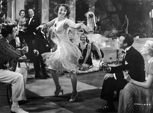 Das 20er Jahre Kleid erlebt ein Comeback in den modernen Modetrends flapper im typischem kleid tanzt zu jazz