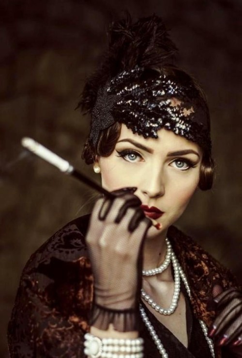 Das 20er Jahre Kleid erlebt ein Comeback in den modernen Modetrends idda van mundster mode mit haarspange und zugarette