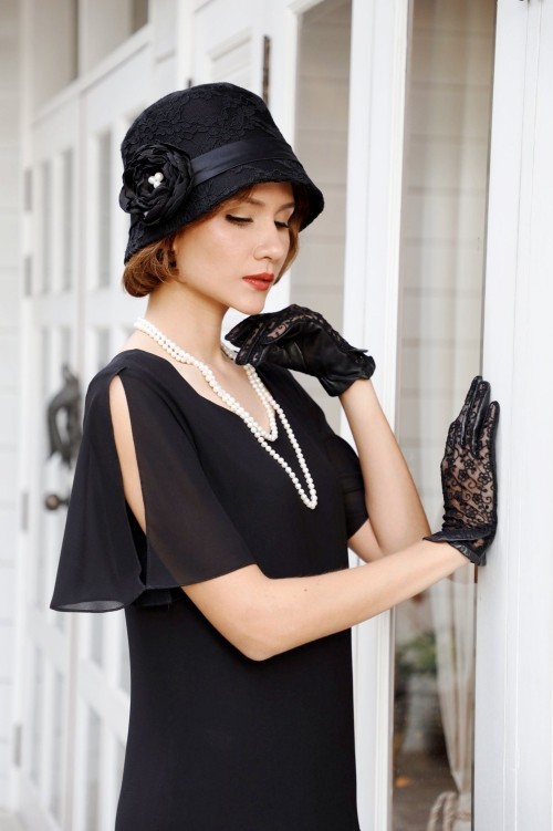 Das 20er Jahre Kleid erlebt ein Comeback in den modernen Modetrends kleines schwarzes kleid mit handschuhe perlen und hut