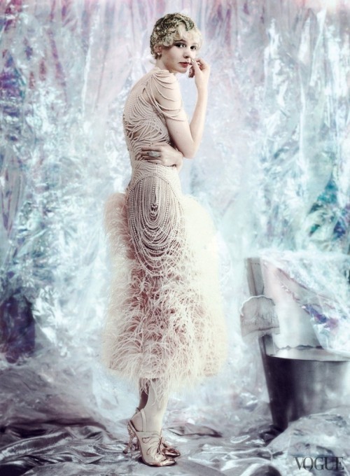 Das 20er Jahre Kleid erlebt ein Comeback in den modernen Modetrends langes weißes kleid mit federoptik von vogue