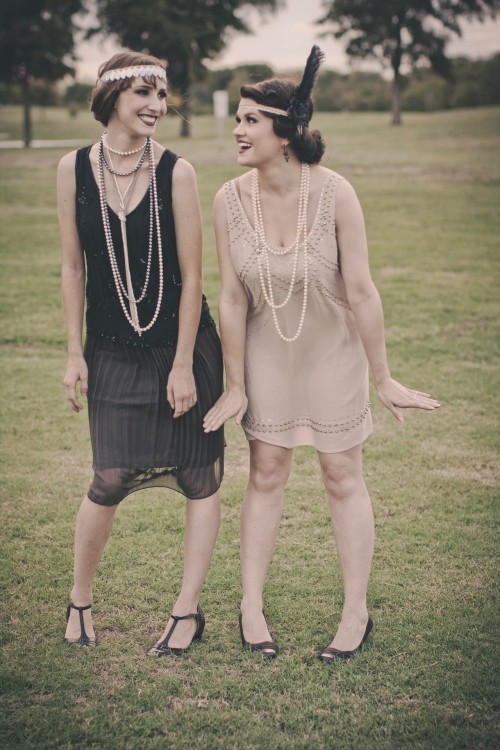 Das 20er Jahre Kleid erlebt ein Comeback in den modernen Modetrends partykleider schwarz beige mit perlen