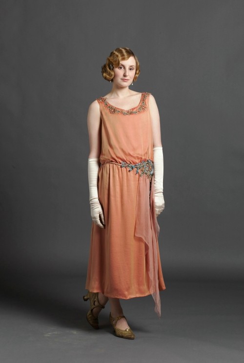 Das 20er Jahre Kleid erlebt ein Comeback in den modernen Modetrends pfirsich farbe kleid lang mit schmuck