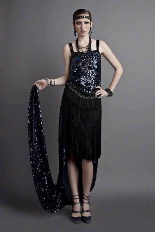 Das 20er Jahre Kleid erlebt ein Comeback in den modernen Modetrends schwarzes kleid mit fransen und perlen schleif