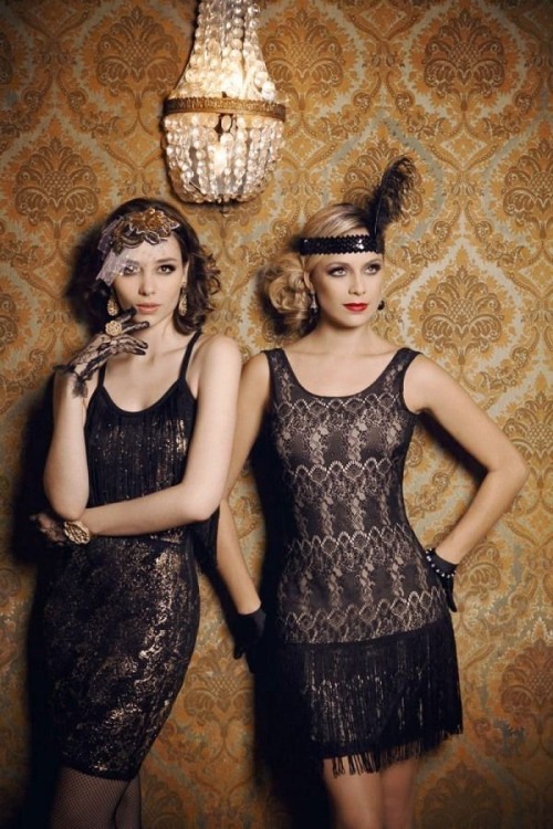 Das 20er Jahre Kleid erlebt ein Comeback in den modernen Modetrends stirnbänder mit federn schwarze kleider mit spitze