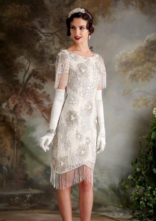 Das 20er Jahre Kleid erlebt ein Comeback in den modernen Modetrends weißes kleid mit handschuhen und krone hochzeit