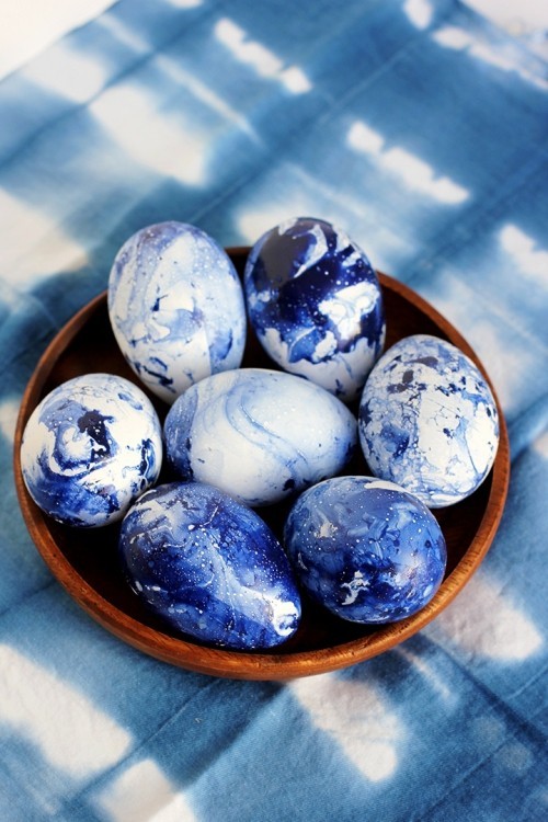Oster Eier bemalen – kreative Ideen und Anleitungen blaue marmor effekt eier mit nagellack