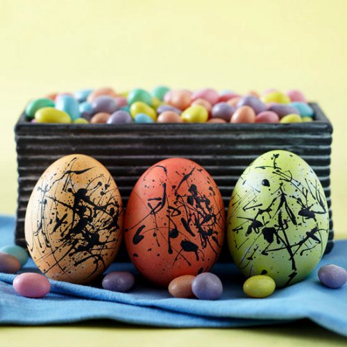 Oster Eier bemalen – kreative Ideen und Anleitungen bunte eier mit schwarze platsch