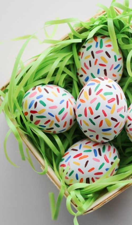 Oster Eier bemalen – kreative Ideen und Anleitungen bunte zuckerstreusel auf eier malen