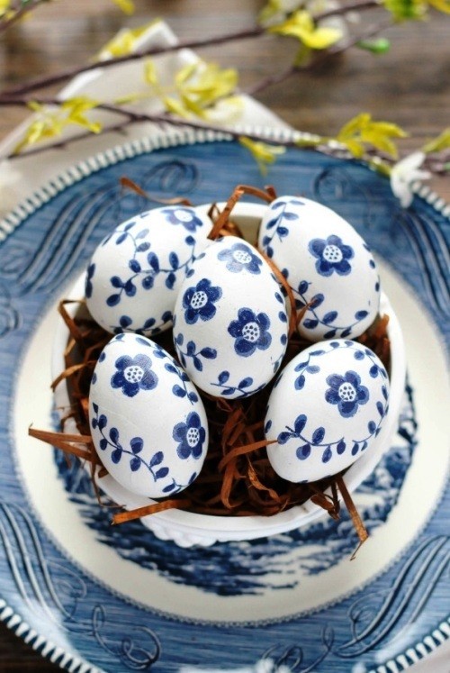 Oster Eier bemalen – kreative Ideen und Anleitungen decoupage eier mit blauen blumen auf weißen eier