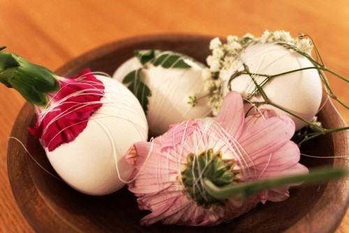 Oster Eier bemalen – kreative Ideen und Anleitungen eier mit blumen belegen binden und färben