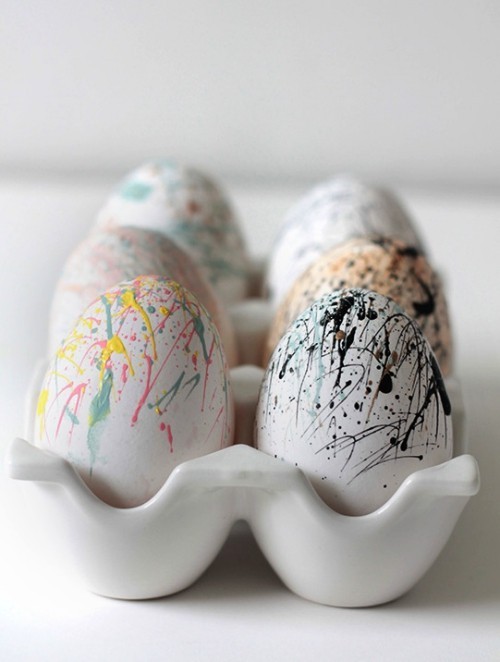 Oster Eier bemalen – kreative Ideen und Anleitungen farbe auf eiern werfen und abstrakte kunstwerke kreiieren