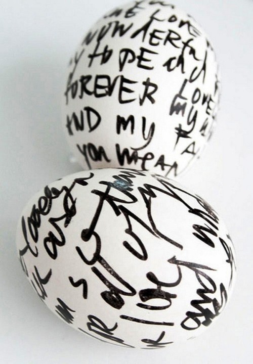 Oster Eier bemalen – kreative Ideen und Anleitungen kalligrafie moderne weiß schwarze eier