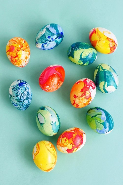 Oster Eier bemalen – kreative Ideen und Anleitungen marmor effekt bunte eier mit nagellack
