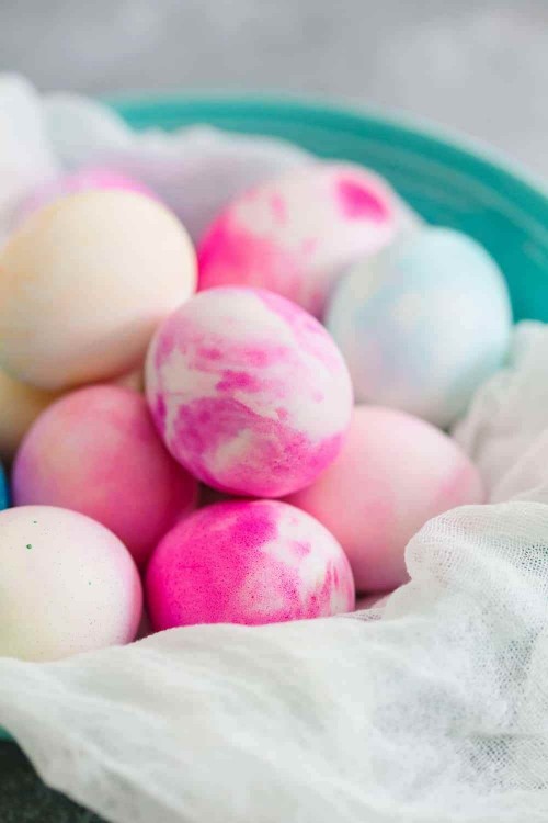 Oster Eier bemalen – kreative Ideen und Anleitungen marmor effekt mit schlagsahne