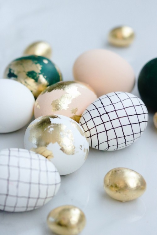 Oster Eier bemalen – kreative Ideen und Anleitungen moderne beschriftete bemalte eier mit blattgold