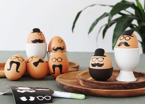 Oster Eier bemalen – kreative Ideen und Anleitungen männchen eier mit snurrbart und brillen stickers