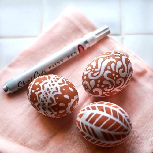 Oster Eier bemalen – kreative Ideen und Anleitungen natürliche braune eier mit weiße farbe filzstift