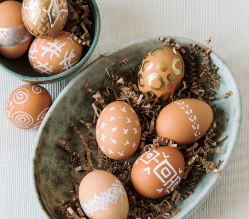 Oster Eier bemalen – kreative Ideen und Anleitungen natürliche unbemalte eier mit weiße undgoldene filzstifte beschriften