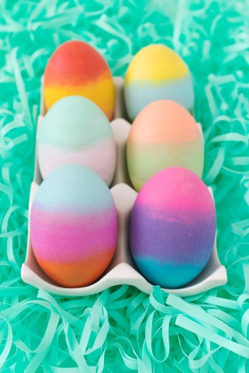 Oster Eier bemalen – kreative Ideen und Anleitungen ombre ostereier mit schwämmchen und drei farben