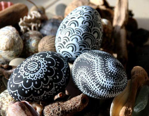 Oster Eier bemalen – kreative Ideen und Anleitungen schwarze eier mit weißer tinte
