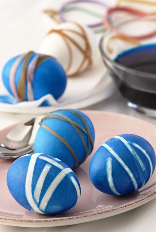 Oster Eier bemalen – kreative Ideen und Anleitungen zum Selber machen gummiband blaue eier mit weißen linien