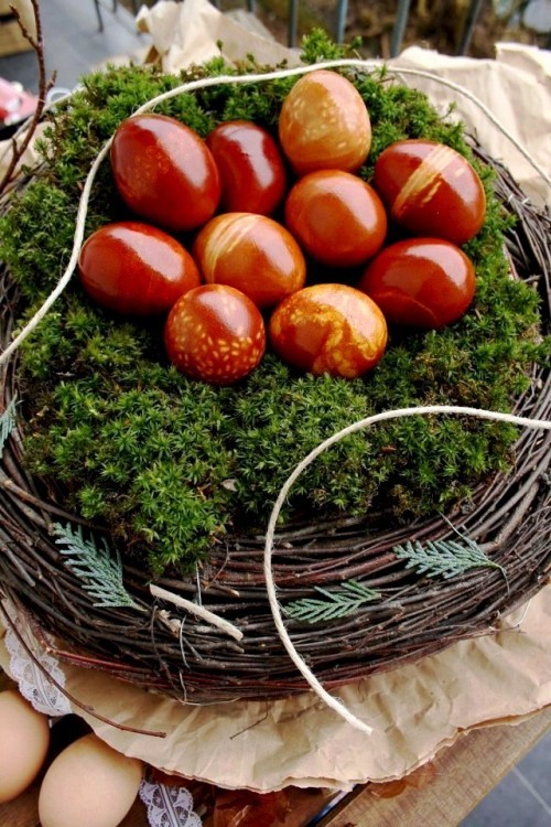 Oster Eier bemalen – kreative Ideen und Anleitungen zwiebel schalen braun rot mit muster