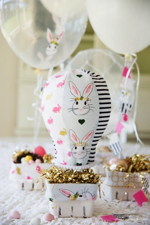 40 ausgezeichnete Shabby Chic Deko Ideen zu Ostern heißluftballon aus stoff mit körbchen tischdeko