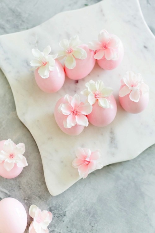 40 ausgezeichnete Shabby Chic Deko Ideen zu Ostern rosarote ostereier mit kunstblumen aufgeklebt
