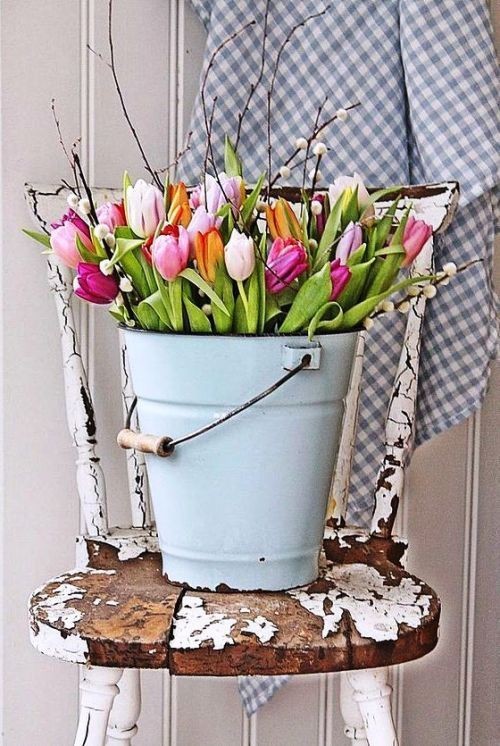 45 frische und leichte Ideen zum Frühlingsdeko selber machen metalleimer mit tulpen rustikal vintage