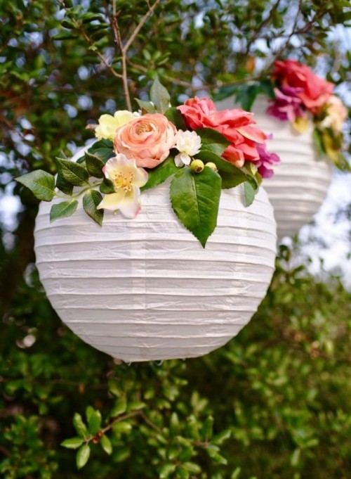 45 frische und leichte Ideen zum Frühlingsdeko selber machen papierlaterne mit kunstblumen verzieren