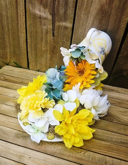 45 frische und leichte Ideen zum Frühlingsdeko selber machen schwebende teetasse mit kunstblumen