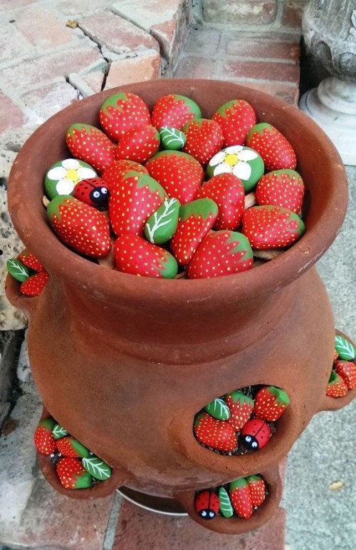 45 frische und leichte Ideen zum Frühlingsdeko selber machen steine bemalen wie erdbeeren topf im garten stellen