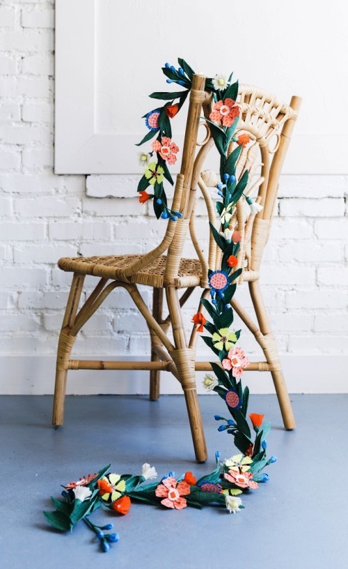 45 frische und leichte Ideen zum Frühlingsdeko selber machen vintage stuhl mit girlande aus krepppapier blumen verzieren
