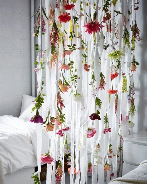 45 frische und leichte Ideen zum Frühlingsdeko selber machen vorhang mit hängenden kunstblumen